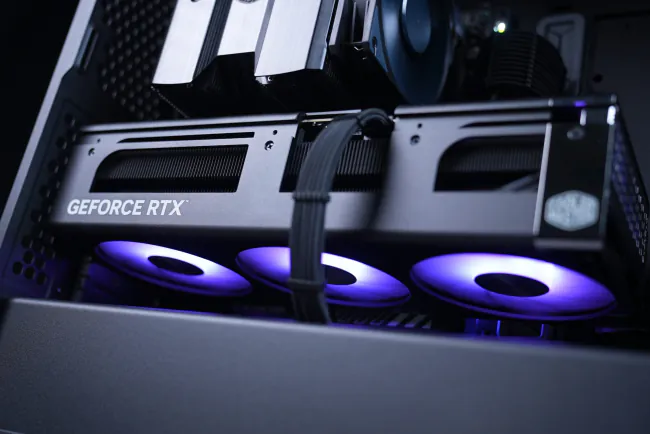 Cooler Master'ın GeForce RTX 5080 Ekran Kartı: Dört Yuvalı Dev, Değiştirilebilir Üçlü Fan Tasarımıyla Piyasada!