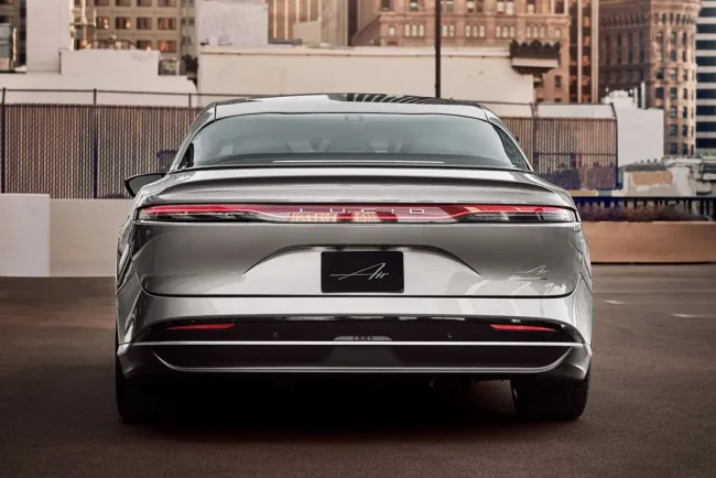 Tesla Kan Kaybederken Lucid Rekor Kırdı: 2025 İlk Çeyrek Teslimatlarıyla Zirvede