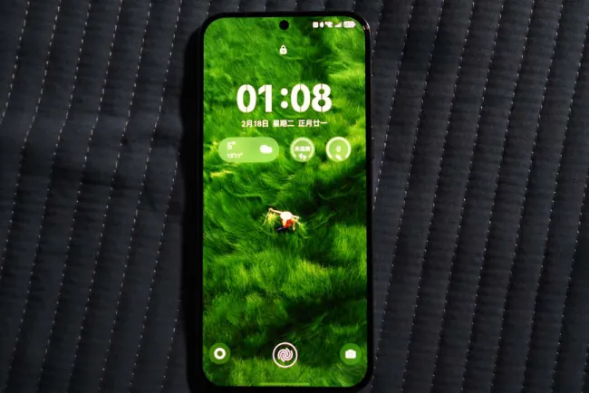 Huawei, Amiral Gemisi Telefonları İçin Düz Ekran Siparişlerini Artırıyor