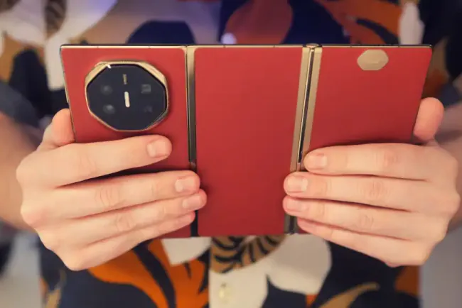 Huawei Mate XT Satışları 400 Bini Aştı: Dünyanın İlk Üç Katlı Telefonu Rekor Kırıyor!